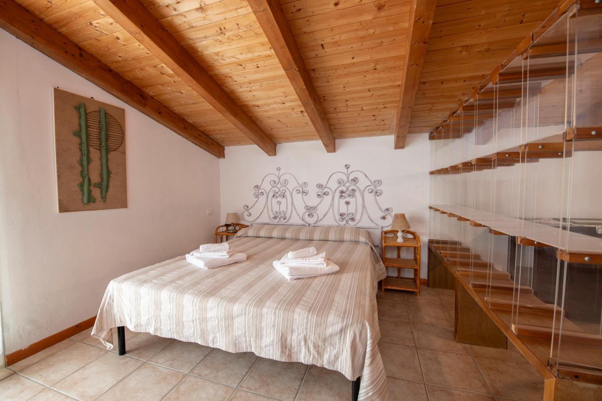 211 - Appartamento Acacia, Terrazza Giardino E Piscina Carro Bagian luar foto